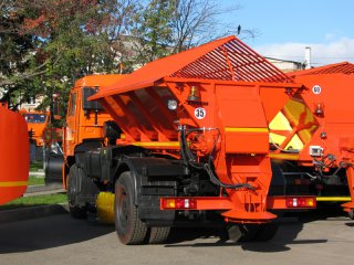 Использование комбинированных дорожных машин и особенности навесного оборудования для КДМ 