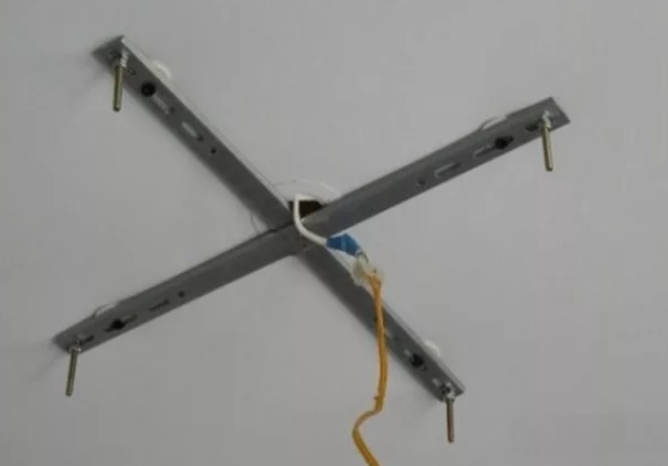 Способы монтажа и установки люстры на натяжной потолок