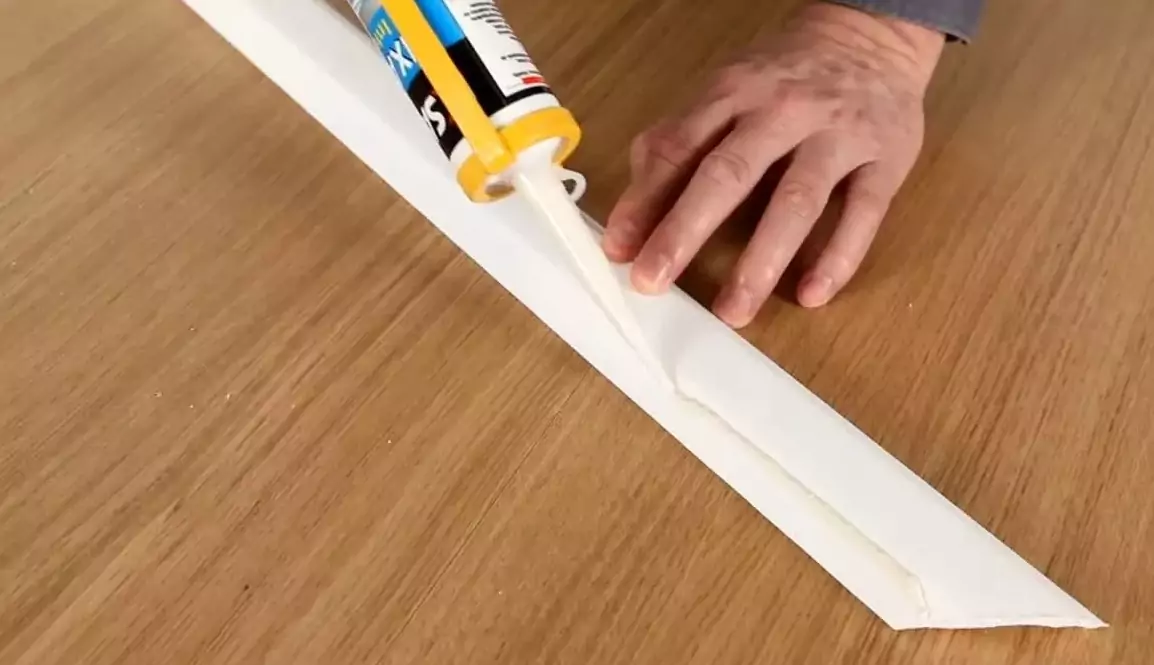 Как выполнить монтаж потолочного плинтуса своими руками