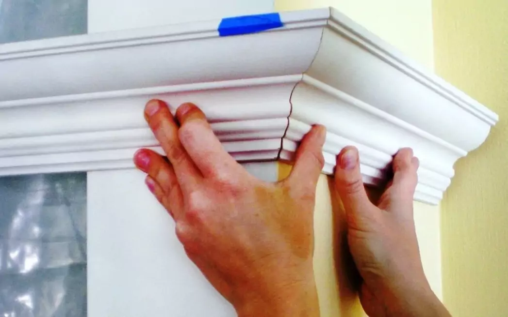 Как выполнить монтаж потолочного плинтуса своими руками