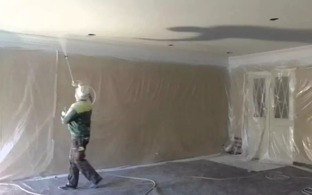 Как быстро и правильно покрасить потолок своими руками