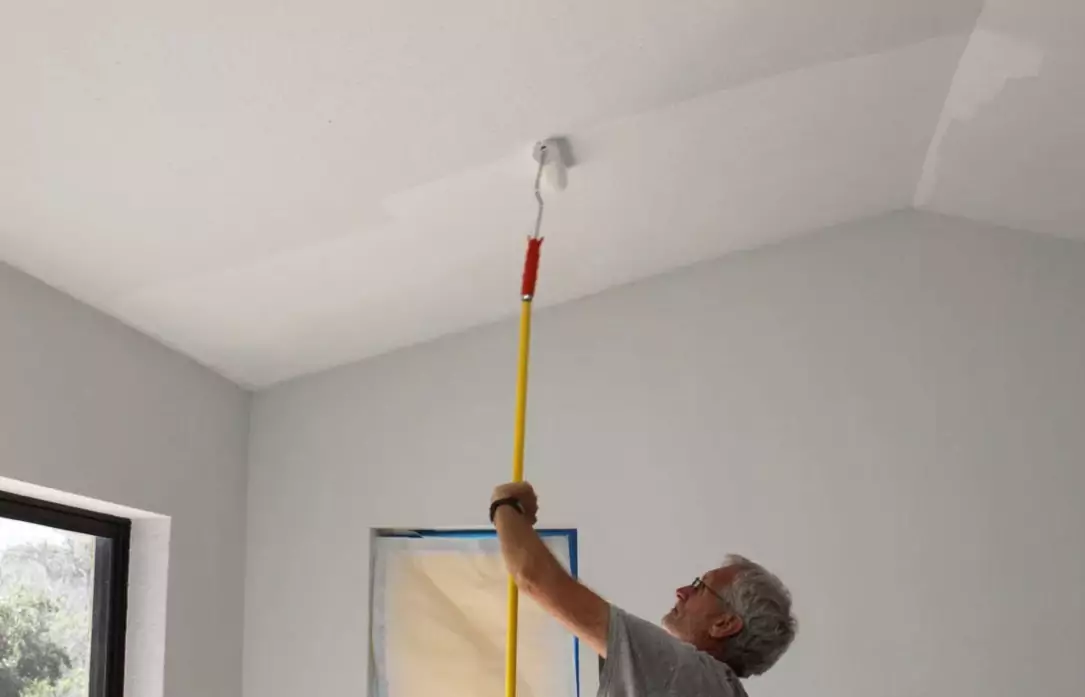 Как быстро и правильно покрасить потолок своими руками